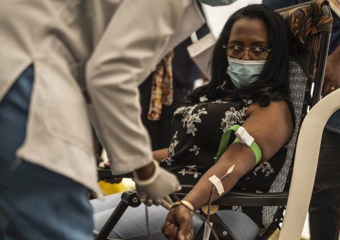 Ethiopians donate blood