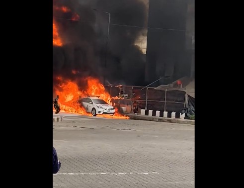 Fire guts bank building, police vehicle in Victoria Island